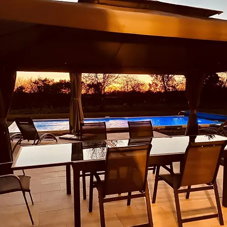 4-star Tourism Rated Home, 6 Bedrooms, With Air Con & Private Heated 10x4m Salt Water Pool - 45 Mins From Sarlat Hébergement de vacances