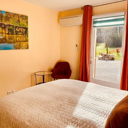 Hébergement de vacances 4-star Tourism Rated Home, 6 Bedrooms, With Air Con & Private Heated 10x4m Salt Water Pool - 45 Mins From Sarlat Capdrot